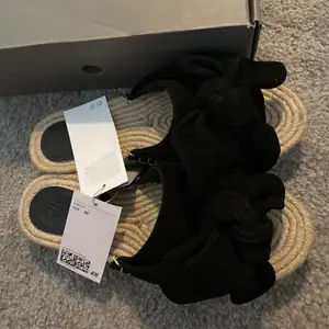 Oanvända tofflor / sandaler från H&M Premium Quality.  Storlek 39. Säljs pga för små.