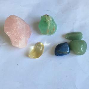 Kristaller olika priser. ENDAST ROSENKVARTS OCH GRÖN KALCIT KVAR. De råa stenarna (rosenkvarts, grön kalcit) 35kr st. Frakt är beroend på hur många du köper.