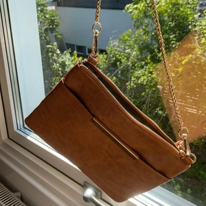 Beige och Guld ONLY Väska - Väldigt bra skick! Knappt använd. DMa vid intresse ✨