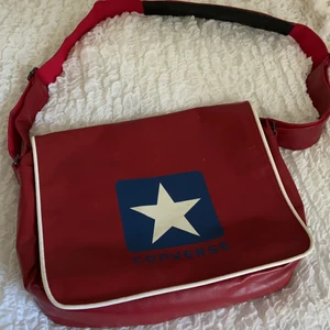 Converse axelremsväska - En snygg röd Converse axelremsväska!💛 Älskar denna men använder den sällan. Köpt på Stockholms stadsmission💛 