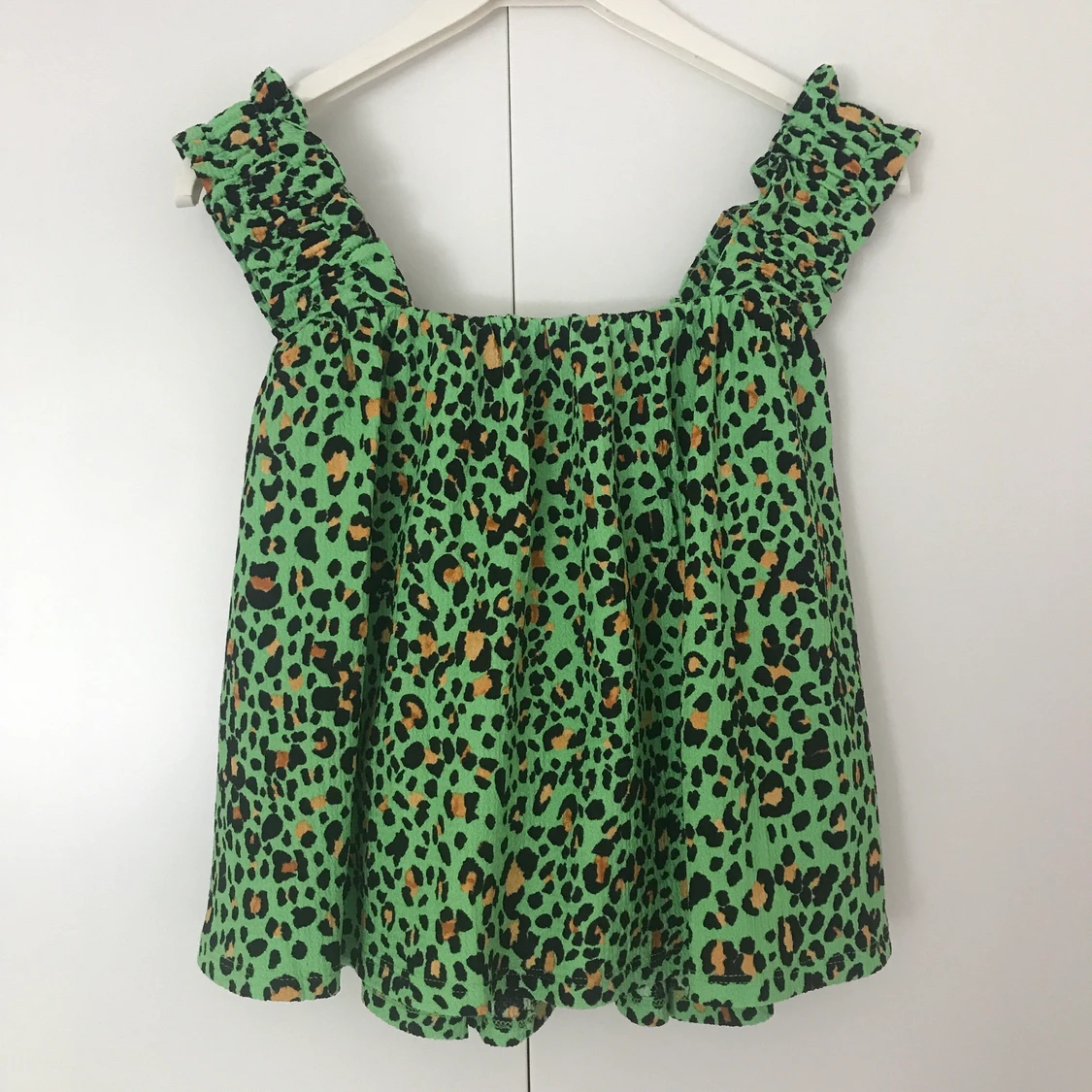 Grönt linne med leopardmönster