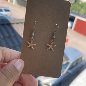 Örhängen (sjöstjärnor) - Fina örhängen i färg guld men form av sjöstjärnor, i bra skick frakt ingår i priset och det är bara att kontakta om ni har några funderingar <3