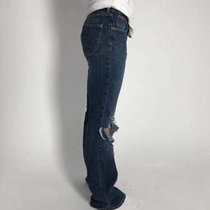 superfina lågmidjade vintage jeans, säljer för att jag har 2 stycken. Bra längd på mig som är ca 170 (: