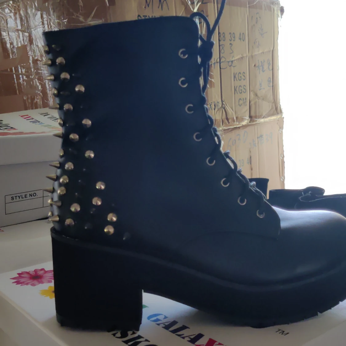 Nit kängor i fler färger. 