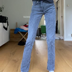 Grå jeans - Jag säljer dessa jättefina gråa jeans från zara med en slit längst ner. De är mid/low waist och vad jag vet finns de inte kvar. Innerbenslängden är ca 80-82 cm. Storlek 32. Säljer om jag får bra bud. Hör av dig om du är intresserad!🖤 BUDGIVNING:högsta bud 340kr