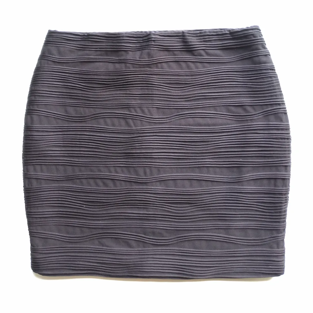Knappast använd, svart kjol från H &M. Säljer då den inte kommer till användning. Strl 36, men är stretchig så passar även 38. . Kjolar.