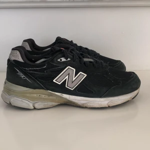 990 New balance - New Balance 990 skor storlek 41,5, köpta av @2ndhandvintage.dk på instagram för ca 1700kr men bara använt typ 3 ggr. De är i använt skick ändå eftersom de är köpta vintage. Pris går att diskuteras vid snabbt köp