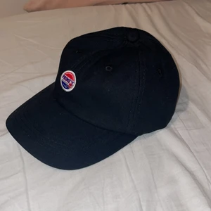 Shein keps - OANVÄND, säljes pga för liten. Unisex keps som passar till allt. Shein. Köparen står för frakten 