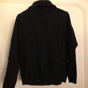 En svart stickad polo tröja ifrån object i stl m