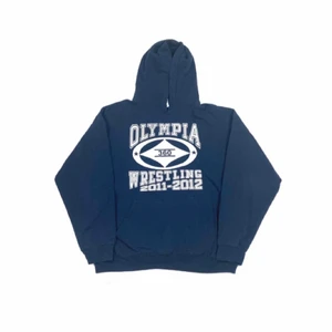 Vintage college hoodie - Säljer en skit snygg vintage hoodie i storlek large och passar skit snyggt oversized om man har storlek Medium eller small. Hoodien är i jätte bra skick. Skickar endast👍🏻 Ha en bra dag!