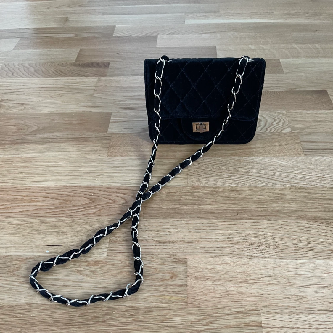 LITEN SVART VÄSKA 50 SEK