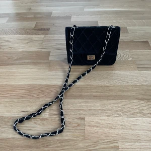 LITEN SVART VÄSKA 50 SEK - LITTLE BLACK BAG 50 SEK