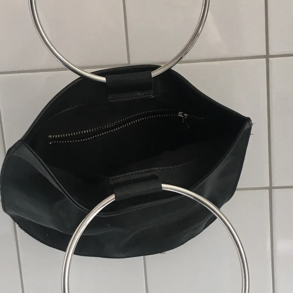 Snygg stilren läderhandväska från weekday, använd typ 1 gång o köpt för ca 600kr 💼 . Accessoarer.