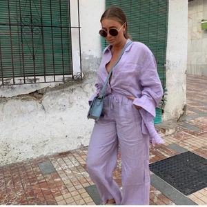 Gina tricot byxa och skjorta i linne  - Säljer detta sett med ett par byxor och skjorta i linne. Byxorna är i storlek 36 och skjortan är i storlek 34. 