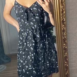 sommarklänning - Jättefin sommarklänning från H&M. Säljer pga endast använd en gång. Lite skrynklig men stryks innan försäljning. Storlek XS. Jätteskönt material och perfekt för sommaren:)