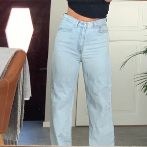Levis jeans - Säljer dessa levis jeans i modellen high loose i en ljus tvätt. Köpta i vintras och använda hyfsat många gånger men inga fel på jeansen. Nypris 1250kr. Frakt tillkommer💕