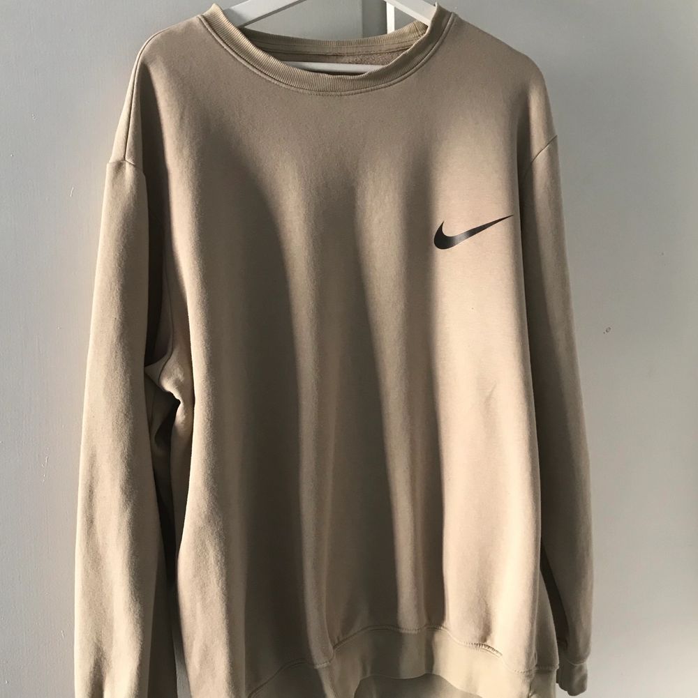 Säljer denna sjukt fina och stora sweatshirten, köptes secondhand för ungefär 600kr! Väldigt stor, finns ingen lapp så vet ej exakt storlek 🤍 Det billiga priset är pga hålet på sidan av tröjan (sista bilden)! Köparen står för frakten som ligger på 66kr spårbart!!. Tröjor & Koftor.
