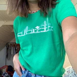 grön tröja med tryck🐸 - ascool väldigt grön tröja med tryck föreställande malmö med bl.a. turning torso, kockumskranen och öresundsbron! sista bilden visar färgen bäst. jättefint skick, tyget är tjockt och mjukt. storleken står som XL men den passar XS-L, frakt ingår!😁