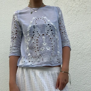 Sommarblus - En jättefin ljusblå blus med vita detaljer. Den är köpt på bikbok för ett par år sedan, men knappt använd. Det är broderingar och små hål i tröjan som gör att den verkligen passar på sommaren! Den knäpps med en knapp i bak och är välldigt bekväm. 