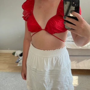 Söt topp - Söt röd sommrig topp från shein. Lite genomskinlig men inget syns igenom💕