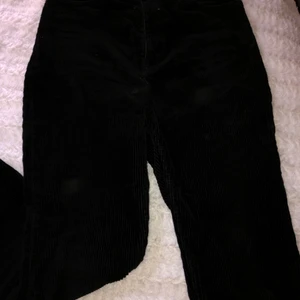 Manchesterbyxor - Ett par manchesterbyxor från Monki, säljer pågrund utav att dom blivit för korta och dom är i väldigt bra skick. Köpte dom för ungefär 500 och säljer nu för 150kr🤍Skriv till mig för fler bilder om du funderar över något🤍 Köparen står för frakten 