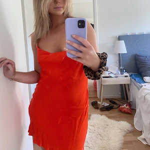 Zara klänning - Säljer den populära klänningen från zara, har två storlekar i den en i S och en i M, dem passade inte mig som jag ville där av säljer jag dem. Orginalpriset. Är 350kr men jag säljer för 200kr