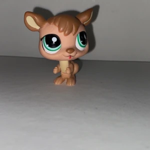 Little pet shop  - Säljer mina gamla Pet shops. De har gått upp i värde eftersom att de inte går att få tag på längre. Men jag har valt att sälja dessa för 15 kr st. Hör av dig privat om du är intresserad 💕 Köparen står för frakten, den blir olika beroende på hur många du köper🤩