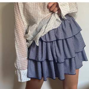 Säljer denna rutiga kjol, storlek S, 150kr + frakt 💕❤️ (lånad bild)