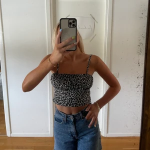 Linne - Snyggaste toppen från prettylittlething i storlek 36 men liten i storleken så skulle mer säga att den sitter som en XS. Sitter så fint på. Aldrig använd, nyskick. Köparen står för frakten. Hör av er om ni har några frågor eller funderingar, kram🖤