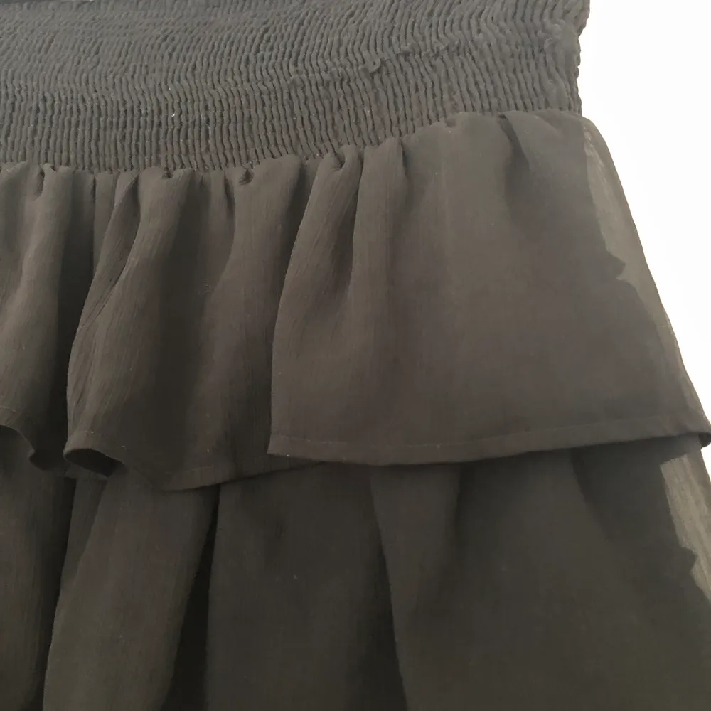 superfin kjol från vero moda, har använts en del men fortfarande i bra skick💕💞 strl s men passar både mindre och större. Kjolar.