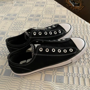 Converse storlek 40 - Låga Chuck Taylors i storlek 40