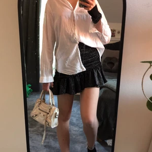 Glittrig zara kjol - Kanske nu vill sälja min absolut festligaste kjol från zara. Den är använd ca 2 gånger och är lite sne sydd. Väldigt skön och bekväm. Det finns en dragkedja vid ryggen💕✨ nypris 359 om jag minns rätt. Storleken är xs och passar mig som är en 34-36a