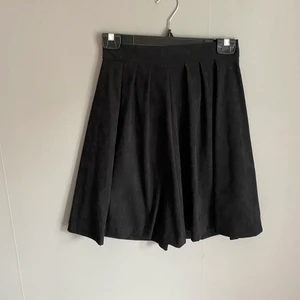 Mocka-kjol - Svart skater skirt i mocka. ”Osynlig” dragkedja där bak. Går till mitten av låren på mig som är 177 cm. Aldrig använd! Köparen står för frakten 🦓