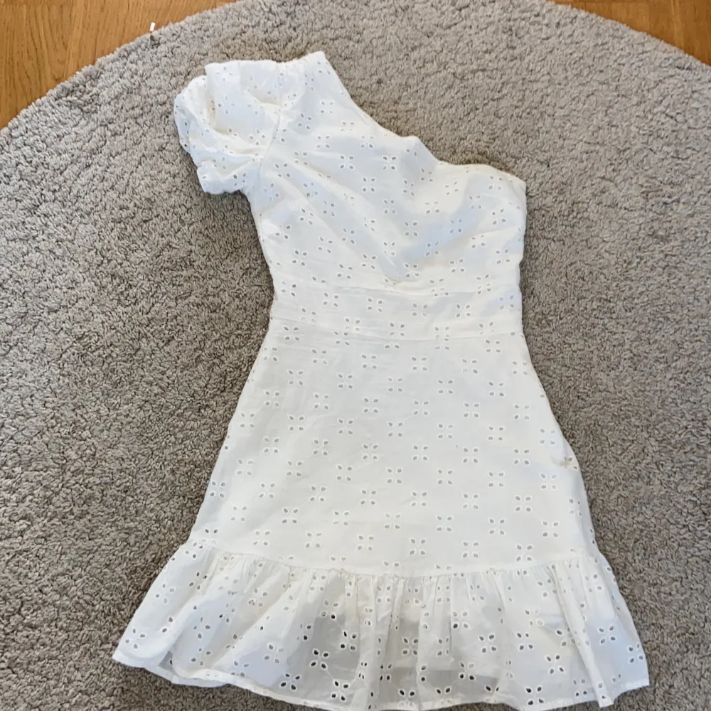 Lånad bild! Super fin vit klänning från bershka i storlek xs, köpt här på Plick, säljer den pga att jag inte använde den så mycket🥰 Buda på klänningen. Klänningar.