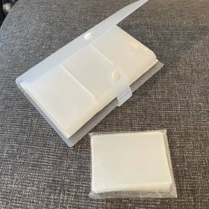 photocard binder och sleeves - vill sälja då jag har uppdaterat min binder. mer än 200 pcs får plats i bindern. samt på köpet får du 48 sleeves. 200 kr med inkluderad frakt. 