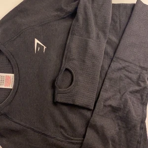 Gymshark, topp  - Croppad träningströja ifrpn gymshark. Super fin och i mycket bra skick men tyvärr för liten för mig. 