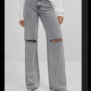 Gråa byxor  - Säljer dessa jeans ifrån behrska som är slutsålda  i storlek 36, aldrig använda 💜