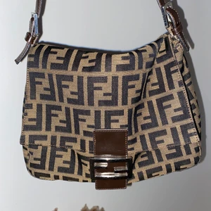 Fendi väska  - ⚡️INTRESSEKOLL⚡️ funderar på om jag ska sälja min Fendi väska. Den är köpt på secondhand så vet ej om den är äkta! Men den är superfin och ganska stor. Buda, säljer endast vid bra bud💋