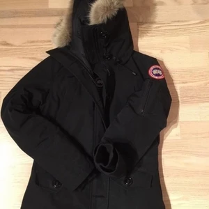 Canada goose jacka - Säljer en canada goose jacka för 3200 Storlek medium, Den är 3 år gammal