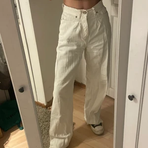 Jeans, strl 32  - Jeans från Zara i storlek 32. Sjukt snygga!😍 passar till precis allt!✨ 