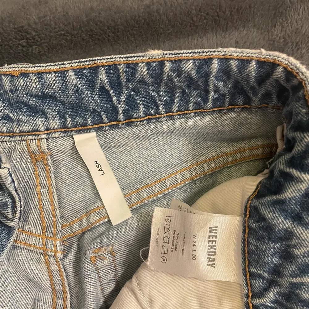Säljer dessa fina Weekday jeans (Lash extra high mom jeans) Super fina, använt några gånger. De är förkorta för mig (är 178 cm) och är lite för tajta. Beredd att diskutera priset:). Jeans & Byxor.