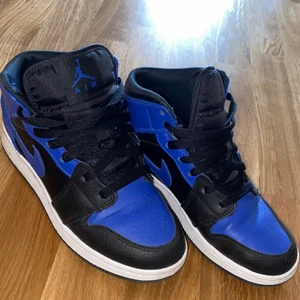 Jordan 1 Hyper Royal  - Säljer mina Jordans just för att de aldrig kommer till någon användning längre, har använt dessa några gånger och är lite slitna men absolut inget fel på dessa. 
