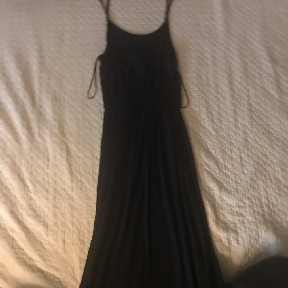 Lång mjuk svart klänning. Inga fläck eller hål, har bara en gång blivit använd.. Klänningar.