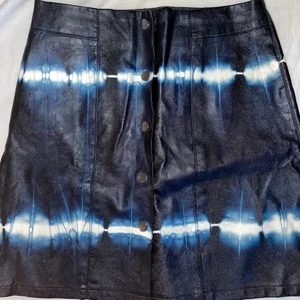 Cool skinnkjol - Säljer denna coola skinnkjol från zara. 