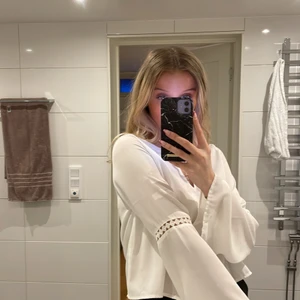 blus från Gina Tricot - nyskick, något stor i storleken💖 pm vid frågor/ önskemål om fler bilder 