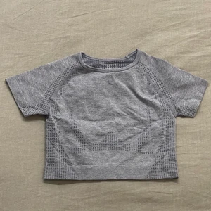 Tränings topp - Världen skönaste tränings topp som endast är testad. Materialet är verkligen bra kvalite. Den sitter som en crop top o slutar alltså över naveln.