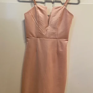 Klänning från Bik Bok - Köptes för flera år sen men jag har aldrig använt den endast provat, är mer ljusrosa i verkligheten.