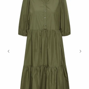 Kamelana klänning från Kaffe storlek 48 - Klänning från Danska Kaffe i ny skick endast provad hemma.                                                             Passform: Loose fit                                                 Längd: Midi Längd: 117.5 cm motsvarar stl. 36 Kompostion : 80% Polyester, 20% Bomull