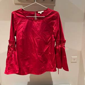 Röd tröja från Tj Maxx. Storlek s. Frakt priset baseras på vikten!
