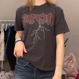 AC⚡️DC t-shirt - ACDC t-shirt i mörkgrå med rött tryck, passar small ⭐️ köpare står för frakt, spårbar eller inte. Pris kan diskuteras 